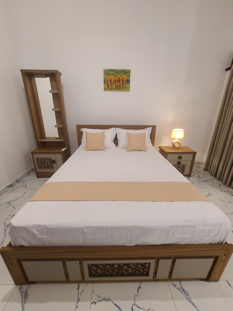 Oasis Suite Bed & Artwork